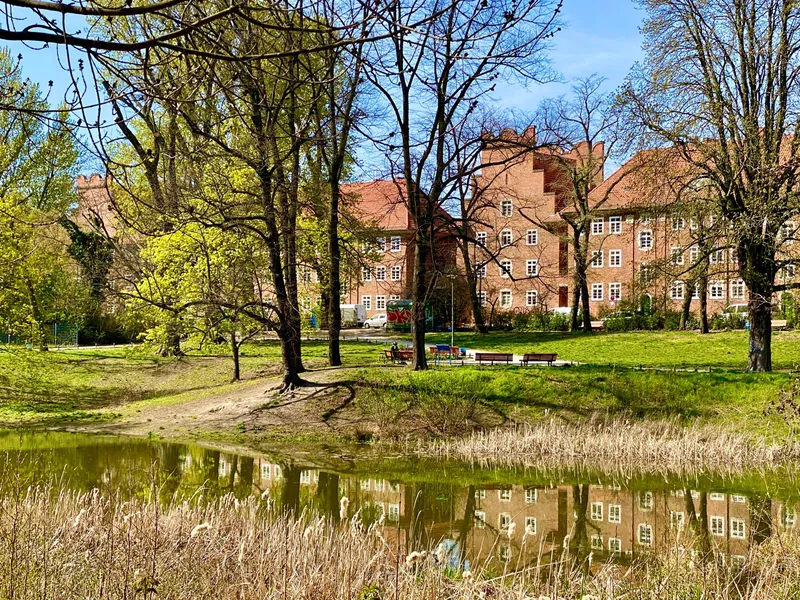 Altbau am Weißen See: 3-Zimmer-Wohnung mit Loggia, originalen Dielen & Parkblick — photo 1